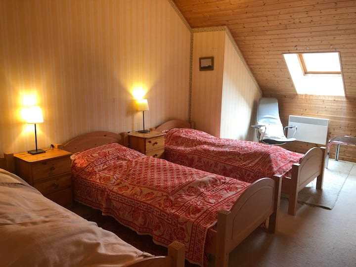 Chambre 6. Dernier étage.  3 lits simples
