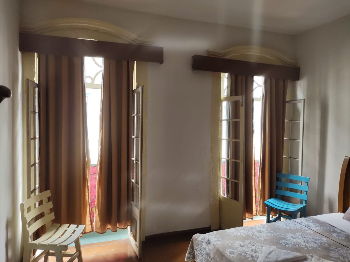 Slaapkamer 1 -  Tweepersoonskamer met balkons naar Rua São José 