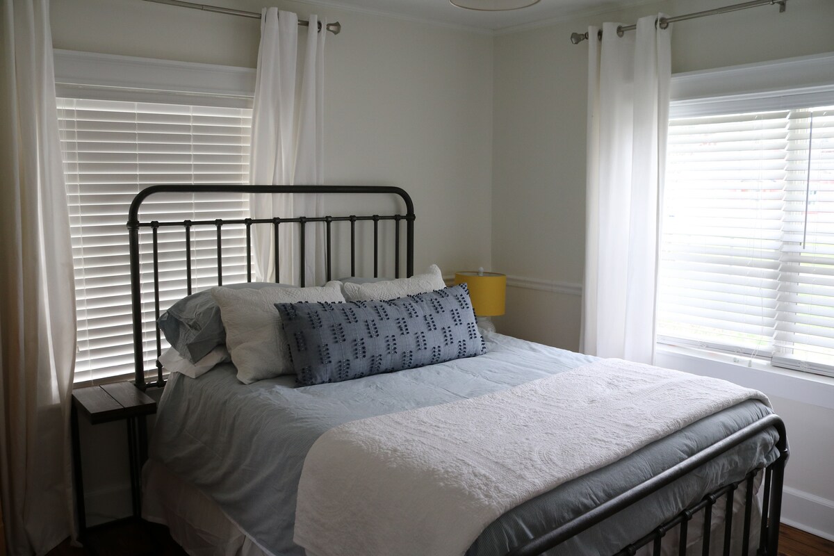 חדר שינה קדמי, קווין סייז, רך, חמים, פרוסה קטנה של גן עדן במזרח נאשוויל.