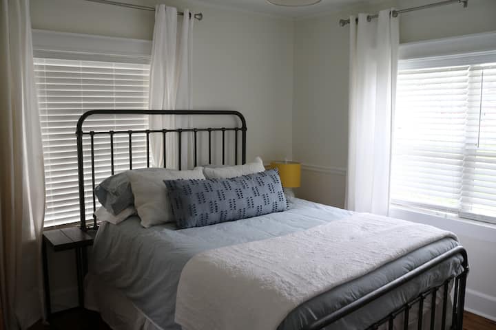 Წინა საძინებელი, დედოფლის ზომა, რბილი, მყუდრო, აღმოსავლეთ ნეშვილის სამოთხის პატარა ნაჭერი.