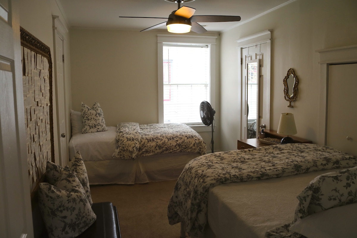 חדר שינה אחורי, מיטה בגודל מלא, תאום אחד