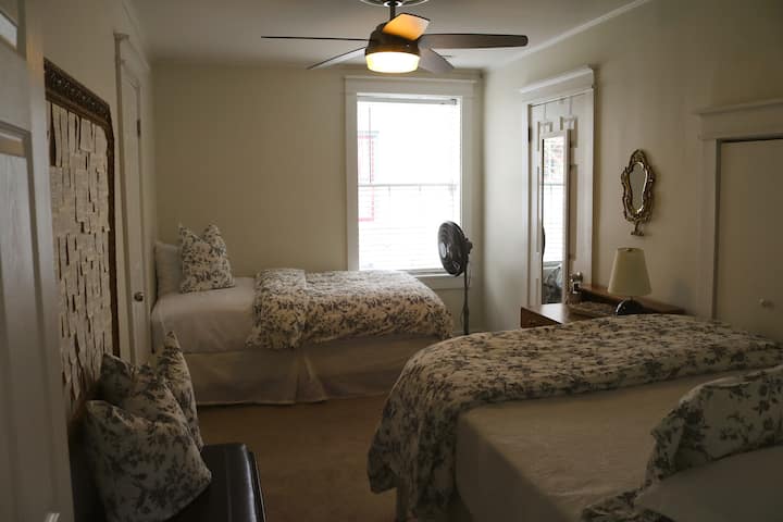 უკანა საძინებელი, 1 სრული ზომის საწოლი, 1 ტყუპი