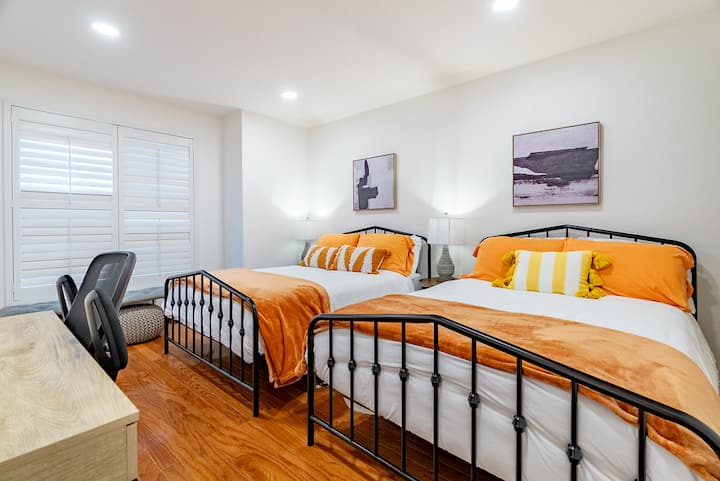 ห้องนอน 3 - เตียงขนาดใหญ่ 2 เตียงโต๊ะทำงานเก้าอี้โต๊ะทำงานและตู้เสื้อผ้าขนาดใหญ่ 2 ตู้ (หนึ่งในนั้นคือแบบเดินเข้าได้) 