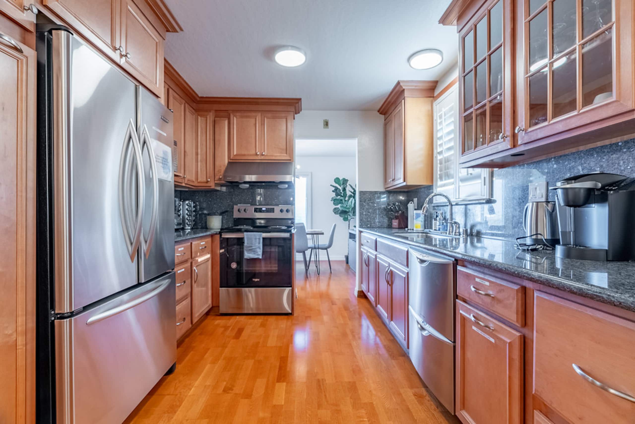 Home in South San Francisco · ★4.9 · 4 bedrooms · 5 beds · 2 private baths - Image 10