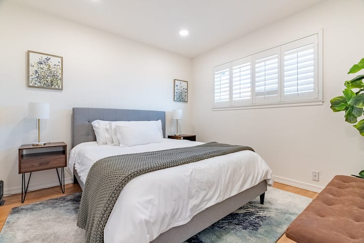 ห้องนอน 2 - เตียงควีนไซส์ชั้นล่างพร้อมตู้เสื้อผ้าขนาดใหญ่ 