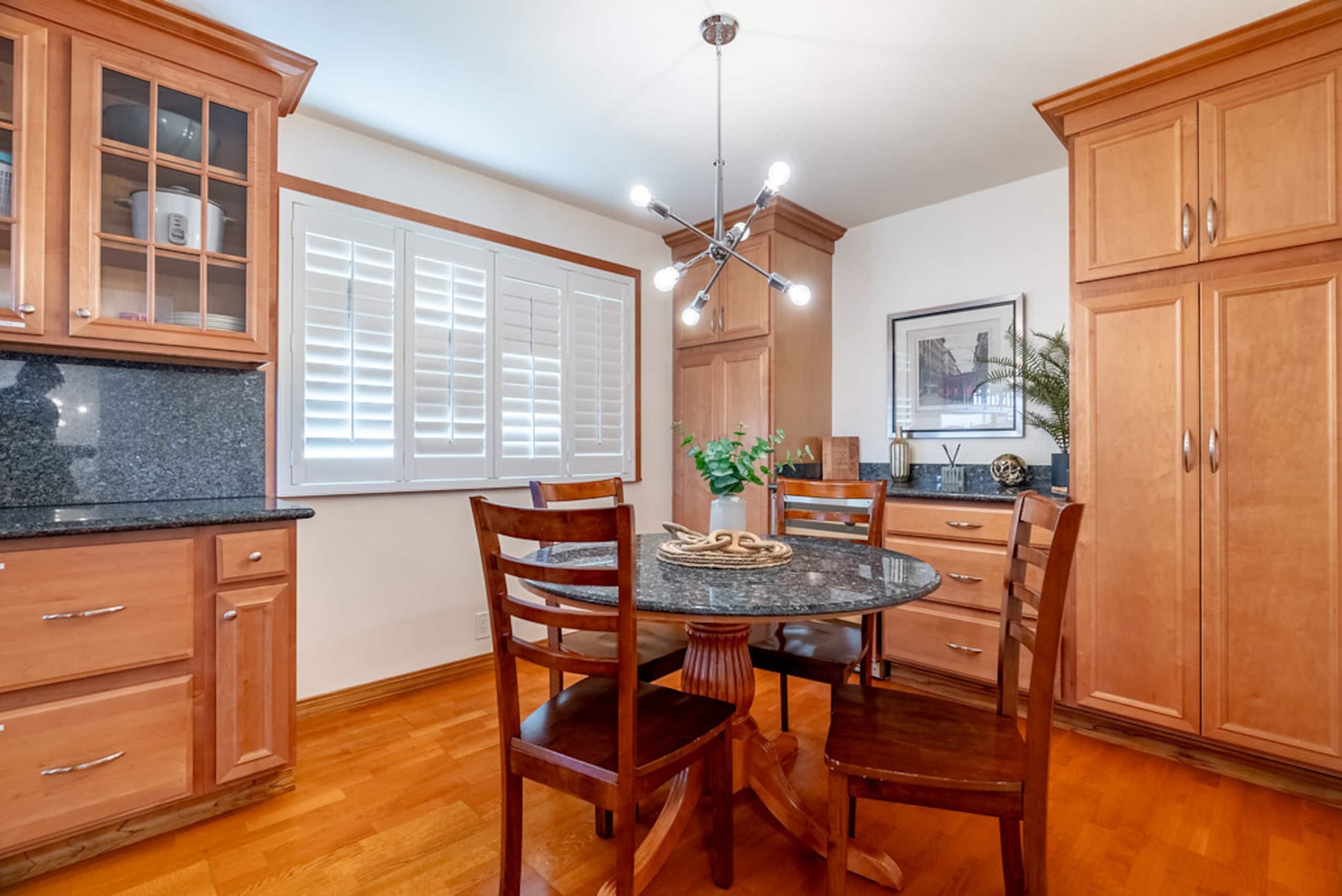 Home in South San Francisco · ★4.9 · 4 bedrooms · 5 beds · 2 private baths - Image 15