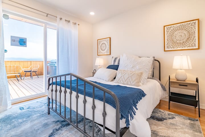 ห้องนอน 1 - เตียงเต็มรูปแบบชั้นล่างพร้อมระเบียงและตู้เสื้อผ้าขนาดใหญ่ 