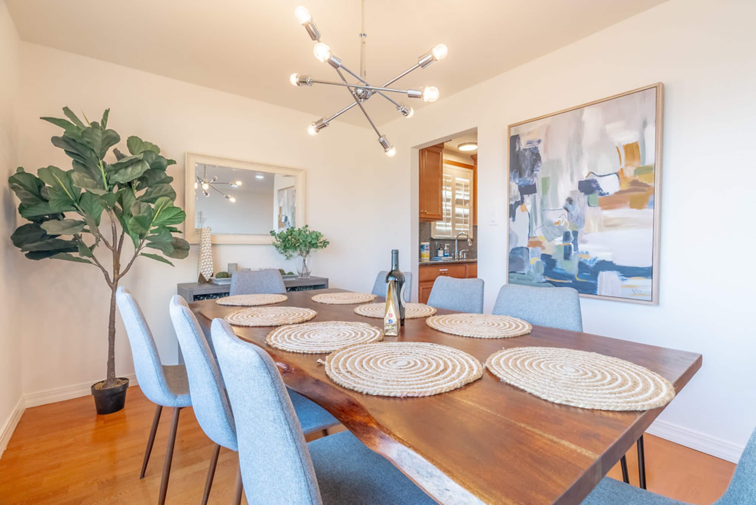 Home in South San Francisco · ★4.9 · 4 bedrooms · 5 beds · 2 private baths - Image 14