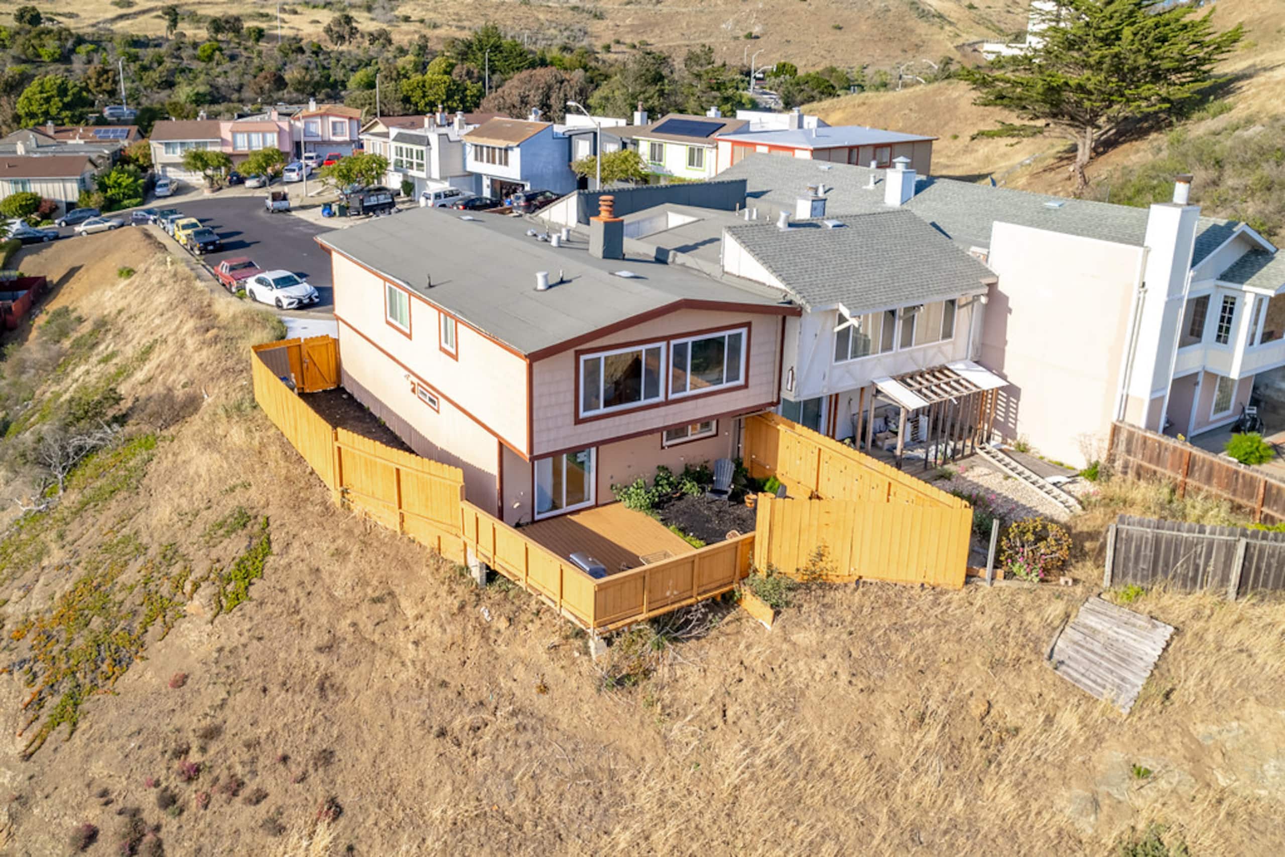 Home in South San Francisco · ★4.9 · 4 bedrooms · 5 beds · 2 private baths - Image 23