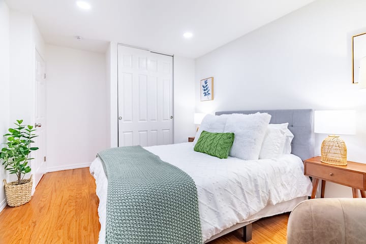 ห้องนอน 4 - เตียงควีนไซส์โต๊ะทำงานเก้าอี้เลานจ์และตู้เสื้อผ้าขนาดใหญ่ 