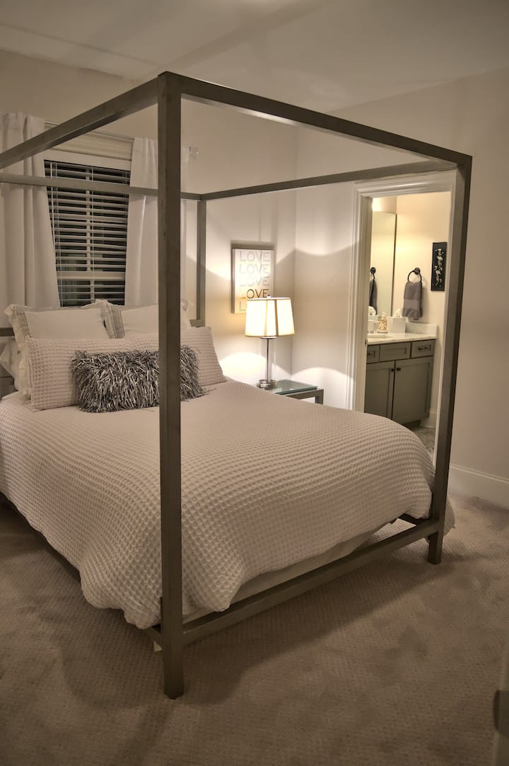 Dormitorio de arriba; cama tamaño queen