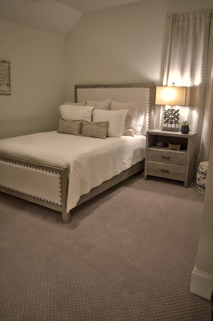 Segundo dormitorio en la planta superior con baño jack/jill. 