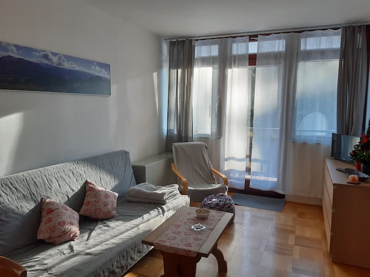 sala de estar con cocina americana