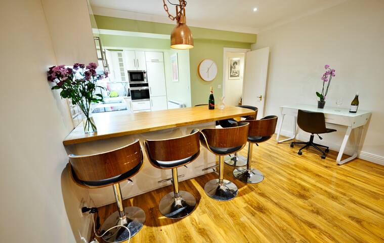 Central Lodge – chic, large bright newly fitted gallery image 5