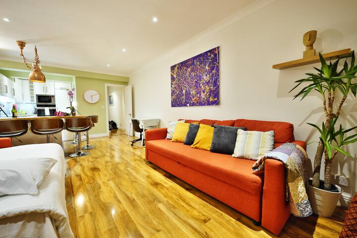 Central Lodge – chic, large bright newly fitted gallery image 4