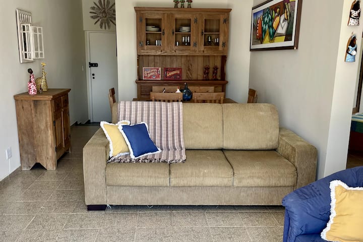 Sehemu yenye nafasi kubwa na starehe yenye chumba cha kulia chakula na sebule.

Sofa inayoweza kurudishwa nyuma, viti vya mikono na starehe nyingi.