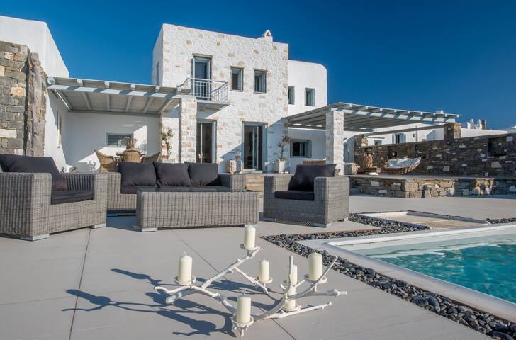 DeLuxe Villa with Sea View and Swimming Pool