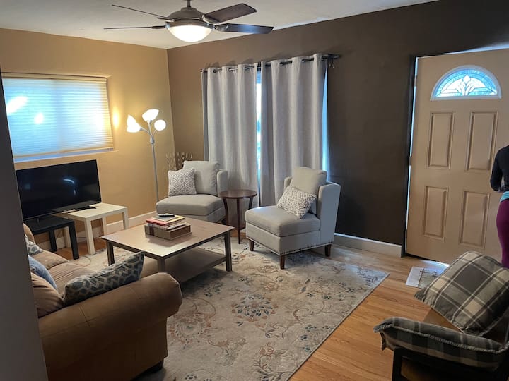 Spacious 3 Bdrm Home Near Unm, Airport & Hospitals - Albuquerque, NM