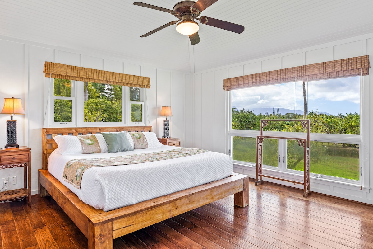 Spálňa 2 s výhľadom na oceán a hory. Táto izba má kúpeľňu a práčku a sušičku...