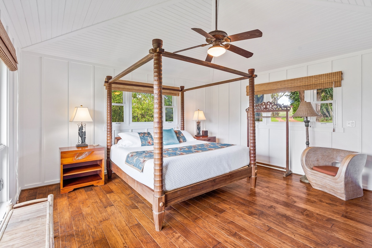 Spálňa 1 Hlavný dom s nezávislou klimatizáciou, písacím stolom/pracovným priestorom a plne vybavenou kúpeľňou.