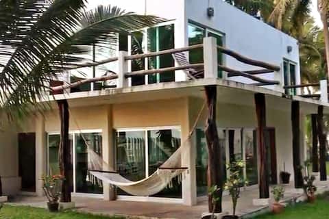 Oceanfront house / Beachfront w/ Jacuzzi & WiFi