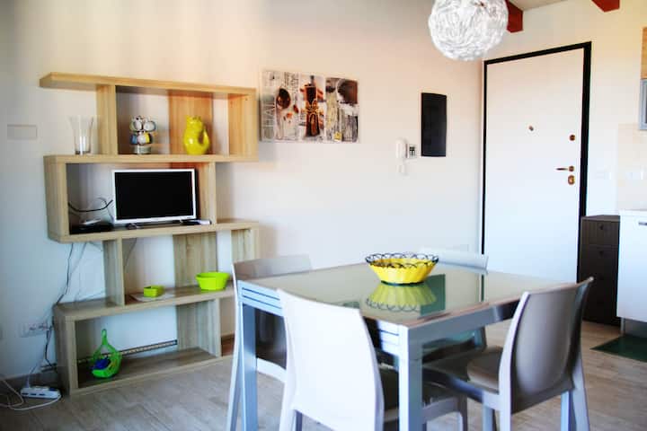 Მისაღები ოთახის შესასვლელი ღია წიგნითა და გაშლილი მაგიდით.