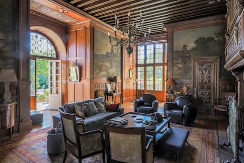 Airbnb performant: 12th century family home, historic monument. à Moret Loing Et Orvanne