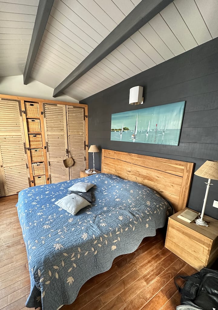 ห้องนอนพร้อมเตียงขนาดคิงไซส์ 2 หลัง
ตู้เสื้อผ้าชัตเตอร์เก่า