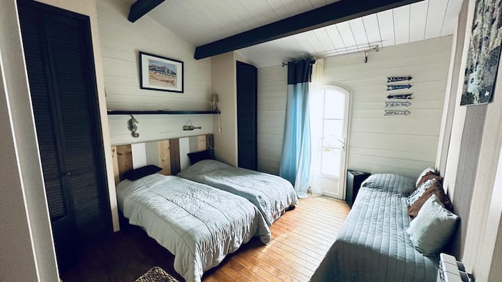 ห้องนอน 3 พร้อม 3 ห้องนอน
มี 2 เตียง 90 x 190 ซม.
1 เตียงขนาด 70 x 190 ซม.