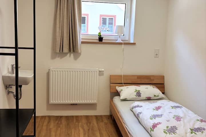 Einzelzimmer 2 
alle Zimmer sind mit einem zusätzlichen Waschbecken ausgestattet