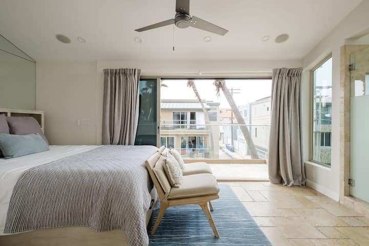 The primary suite has large sliding doors to take in the ocean breeze and enjoy the view! There is also an en-suite bath, closet, safe, and smart TV. Access through this bedroom is required to get to the roof deck.