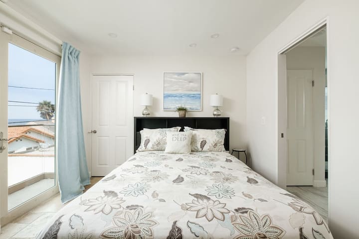 This queen bedroom is on the western side of the jack & jill bedrooms.