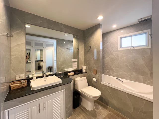 Neveu:The Duplex, 4 bedrooms Apt@MRT Sutthisan gallery image 5