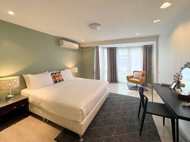 Neveu:The Duplex, 4 bedrooms Apt@MRT Sutthisan gallery image 2