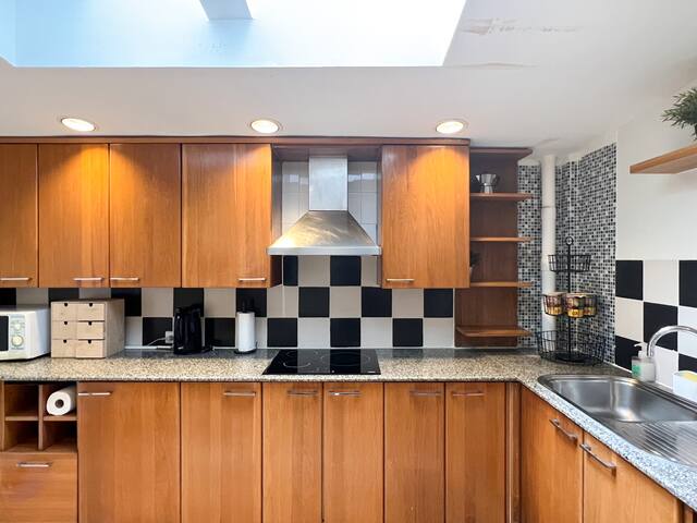 Neveu:The Duplex, 4 bedrooms Apt@MRT Sutthisan gallery image 4