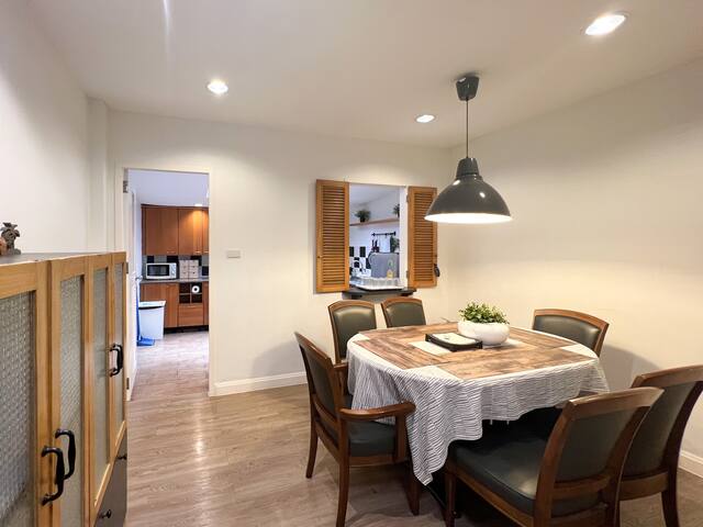 Neveu:The Duplex, 4 bedrooms Apt@MRT Sutthisan gallery image 3