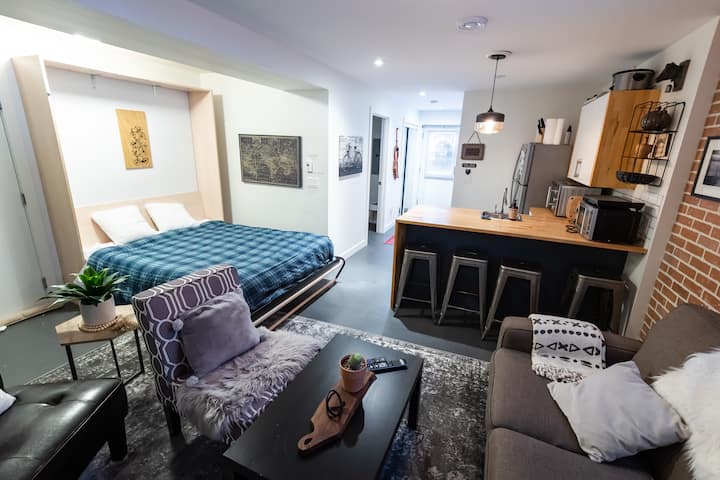 Salon avec lit Queen Murchy ouvert