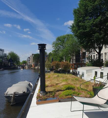 Luxury houseboat Amsterdam Centre! (3BR 2BA 110m²) gallery image 2