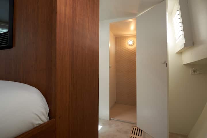 Основна спалня със самостоятелен душ и душ тоалетна