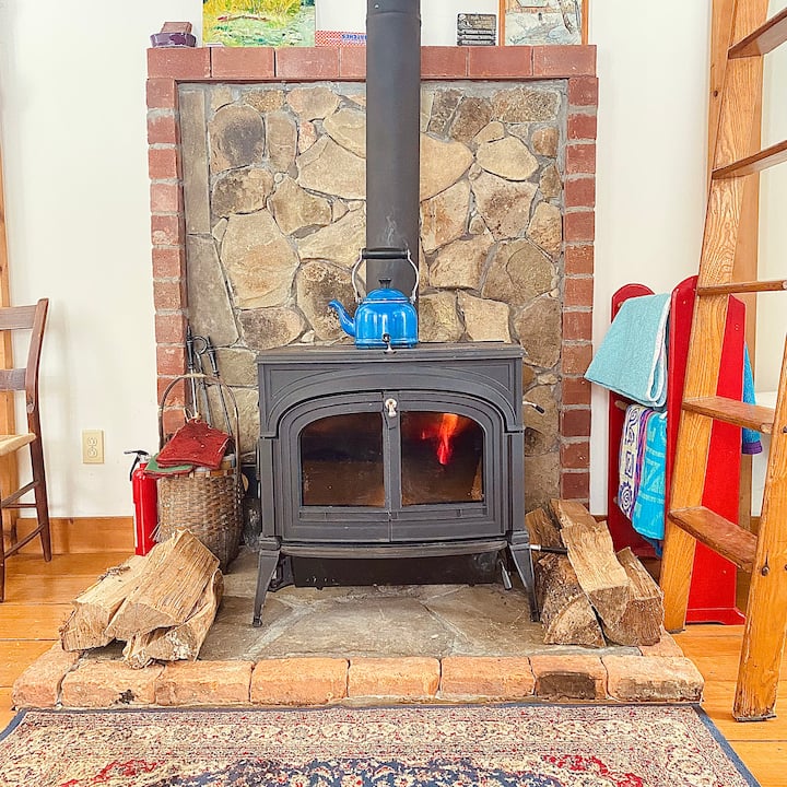 "Far From The Madding Crowd" Cozy Cabin Retreat