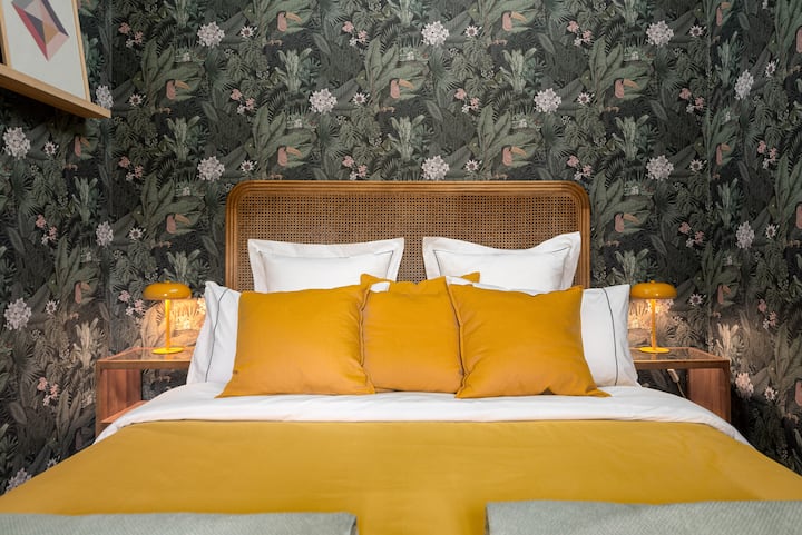 ogni letto ha un comodino su entrambi i lati, dove hai sempre delle spine gratuite per ricaricare i tuoi dispositivi e anche una luce di lettura accanto al letto