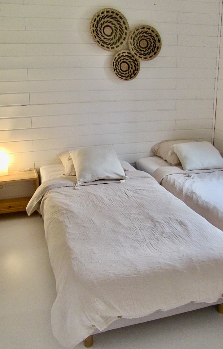 أسرّة بغرفة مزدوجة 90 سم