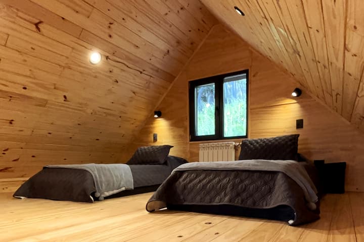 חדר למעלה: 2 מיטות של 1 מקום.