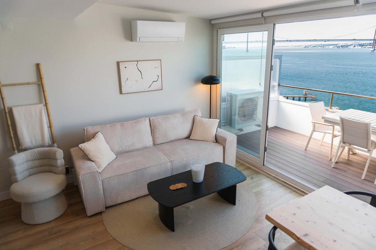 კონდიციონირებული, კარგად განათებული მისაღები ოთახი. ხიდის ხედი? ის რეალურია და მთლიანად თქვენთვისაა.