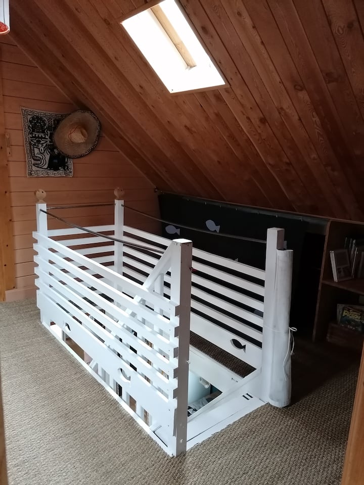 escalera (segura para niños pequeños con una red prevista para este uso) 