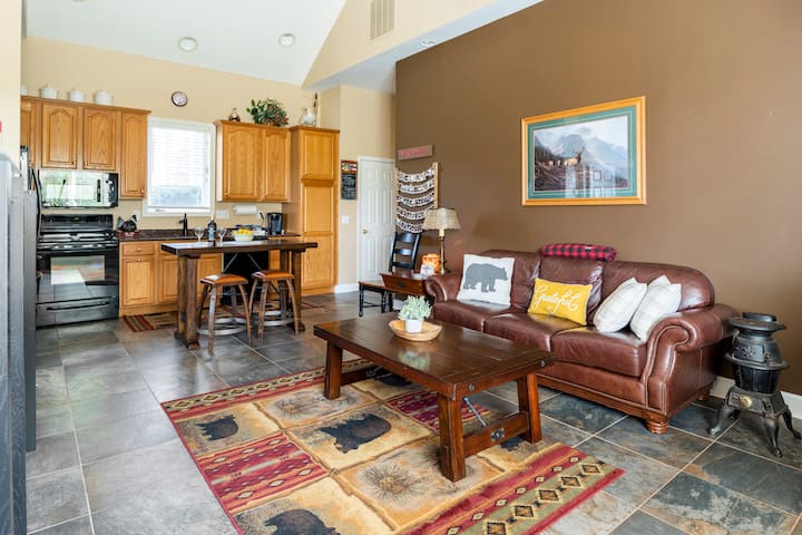 Quiet Romantic Getaway, Hot Tub, Pool, Lake - Ohio