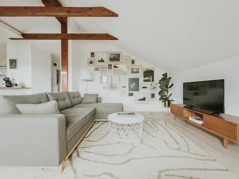 Bright Apartment With An Incredible Lake View :)