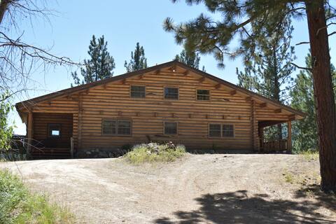 Large Log Home - Private, Comfortable and Relaxing