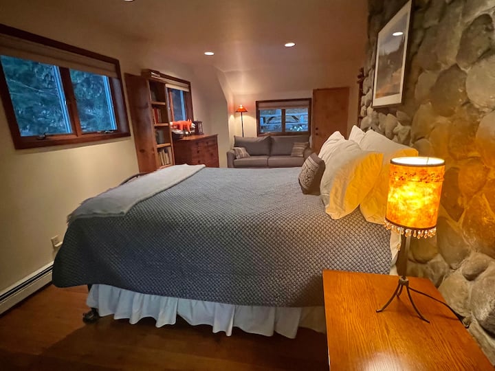 2e SLAAPKAMER SUITE- Deze suite op de bovenverdieping heeft een queensize bed en een slaapbank, een eigen badkamer, een bureau/werkplek en een eigen deur naar de patio/ bubbelbad aan de achterkant.