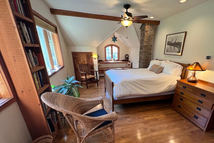 DE MASTERSUITE/1e GROTE SLAAPKAMER (boven) HEEFT een QUEENSIZE BED EN BIEDT een INDRUKWEKKEND UITZICHT OP DE WONING. Het grenst aan een dressing en  eigen badkamer met douche. Kleedkamer heeft een zakdeur naar de 'boomhut' -kamer die uitkomt op het spadek.

